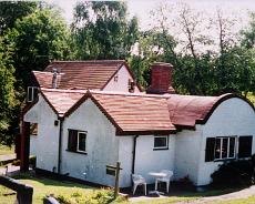 S3108 Barrel roof canalside cottage at Dicks Lane