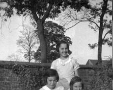 Wallis 1 Joan Wallis, Mary Styles, Joyce Wallis, High Cross mid 1930s