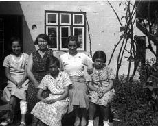 Wallis l-r Joan Kate Mabel Mary Styles (Fore) Joyce L to R: Joan Wallis, Kate Wallis, Mabel Wallis, Mary Styles, Joyce Wallis - High Cross mid 1930s
