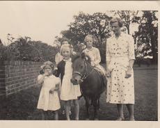 Family at Bell House Rowington.-1 A family at The Bell House We know that the pony was called Fancy That but not the name of the family, if anyone recognises any of the people in the photo...