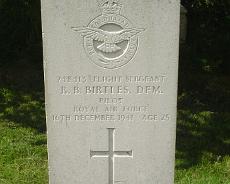 Birtles_RB War Grave of Flt Sgt Ronald Boswell Birtles in Rowington Churchyard