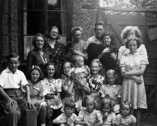 Cavan Hayes Finwood Hill Trebby 1932 Hayes Family group outside Finwood Hill House 1932