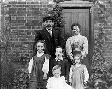 S1407 The Gardners family outside one of three cottages in Mill Lane (now site of farthings Piece). George and Polly Gardner (nee Hopcroft), Dorothy, Fred, Lucy,...