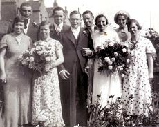 28 Group Mr and Mrs Harry Sweetman wedding group at Tyesley in 1935