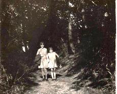 003 ALICE WALL AND ELSIE WALL IN THE LANE OPPOSITE FOXEBROOK COTTAGE 1929