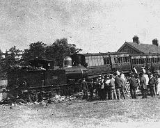 RW1040-16 Derailed GWR engine after running through the buffers at Henley-in-Arden on 4th September 1899.