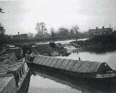 LHG03_0076 The last Cadbury's cocoa boats going from London to Bourneville in Nov 1966. Kingswood Basin.