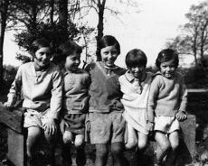 Wallis l_r Annie Joan, Joan Styles, Joyce Mary Styles early 1930s L to R: Annie Wallis, Joan Wallis, Joan Styles, Joyce Wallis, Mary Styles - by the pond at High Cross early 1930s