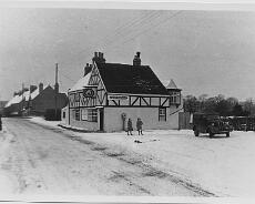 JoyW_0026 Navigation Inn c1960. Note Cocks' butchers shop over the bridge