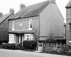JoyW_0027 Houses in Kingswood on the Old Warwick Road just over the canal from the Navigation