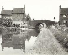 BW200-1-40-146-1 The old canal bridge at Turner's End © CRT